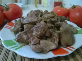 Смажена куряча печінка з цибулею на сковороді