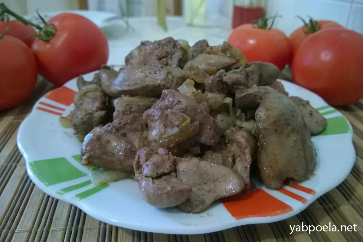Смажена куряча печінка з цибулею на сковороді