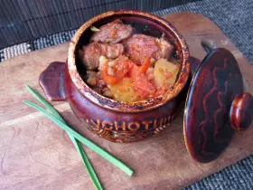 Картопля з м'ясом у горщиках