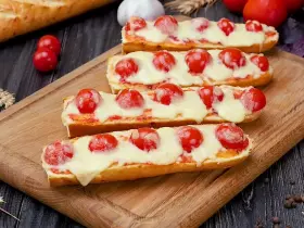 Багет запечений з помідорами та сиром