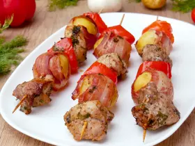 Шашлик зі свинини з картоплею в духовці