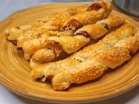 Листкові палички з беконом